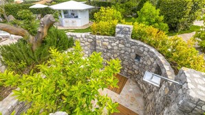 A stone-walled outdoor area with a small bar and seating. - Resort Ravenna in Massa Lubrense (Massa Lubrense)