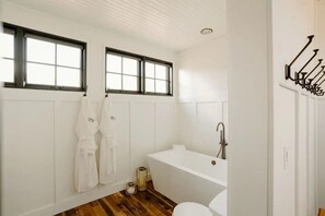 Amenidades de baño ecológicas, secadora de cabello, toallas, jabón 