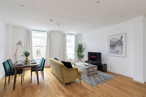 Superior Apartment | Living room | 50-inch TV with digital channels, Netflix, heated floors - home.ly Prestige London Apartment Camden (London)
