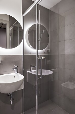 Doccia, asciugacapelli, bidet, asciugamani