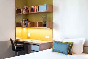 Down comforters, desk, laptop workspace, blackout drapes - aparto Milan Giovenale (Milan)