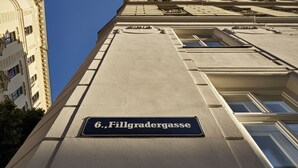 Un edificio con un letrero que dice "6, Fillgradergasse".