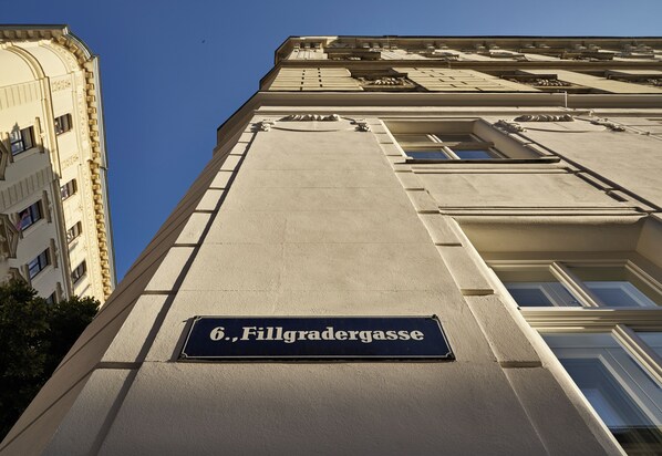 A building with a sign reading "6, Fillgradergasse".