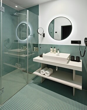 Classic Studio | Bathroom | Shower, rainfall showerhead, hair dryer, towels - URBANAUTS STUDIOS Fillgrader (Vienna)