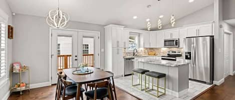 Jääkaappi, mikroaaltouuni, uuni, liesi