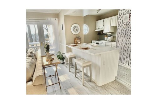 Luxe Villa- mins from Mohegan Sun with fireplace, jacuzzi, sauna/pools, and spa