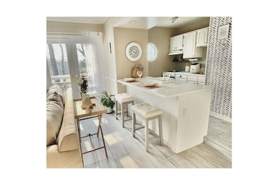 Luxe Villa- mins from Mohegan Sun with fireplace, jacuzzi, sauna/pools, and spa