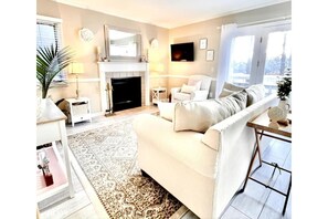 Smart TV, fireplace, stereo