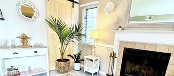 Luxe Villa- mins from Mohegan Sun with fireplace, jacuzzi, sauna/pools, and spa
