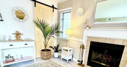 Luxe Villa- mins from Mohegan Sun with fireplace, jacuzzi, sauna/pools, and spa