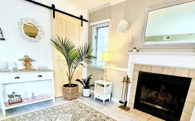Luxe Villa- mins from Mohegan Sun with fireplace, jacuzzi, sauna/pools, and spa