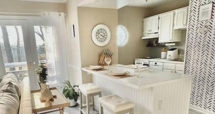 Luxe Villa- mins from Mohegan Sun with fireplace, jacuzzi, sauna/pools, and spa