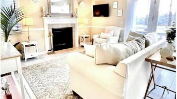 Smart-tv, eldstad och en stereo