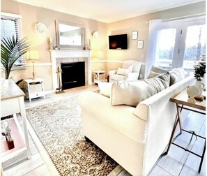 Smart TV, fireplace, stereo