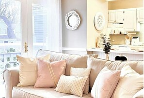 Smart TV, fireplace, stereo