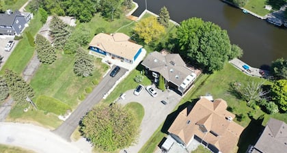 Waterfront Cottage 4 BD by GLOBALSTAY
