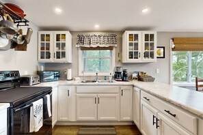 冷蔵庫、電子レンジ、オーブン、コンロ