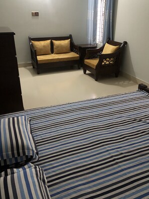 3 bedrooms, WiFi, bed sheets - Home Away From Home (Chattogram)