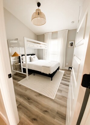 3 habitaciones, tabla de planchar con plancha y cuna de viaje 