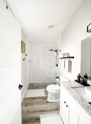 Shower, hair dryer, towels, toilet paper - Family-friendly cottage in St. Augustine - 10 min drive to downtown and beaches! (St. Augustine)