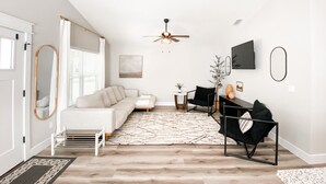 Smart TV - Family-friendly cottage in St. Augustine - 10 min drive to downtown and beaches! (St. Augustine)