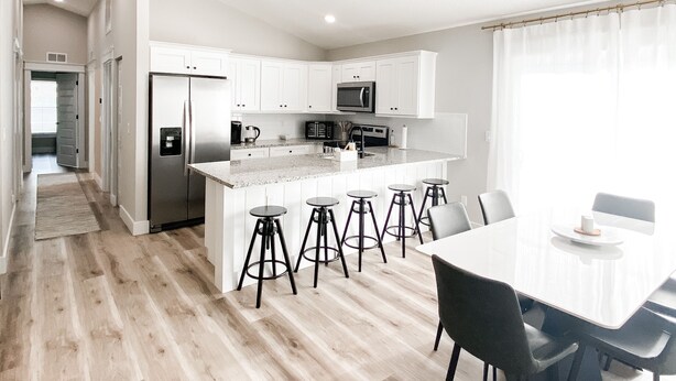 Dining - Family-friendly cottage in St. Augustine - 10 min drive to downtown and beaches! (St. Augustine)