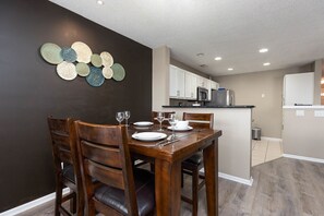Dining - Ballantyne charming, cozy townhome (Charlotte)
