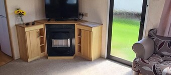 珊瑚海灘上的8人拖車, 英戈德梅爾斯