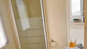 Chalet, Multiple Beds | Bathroom | Shower, hair dryer