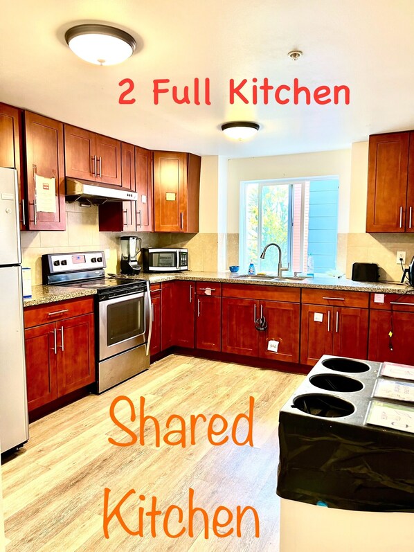 Fridge, microwave, oven, stovetop - MICRO Studio Apartment in University District. 10 Mins Walk to University of WA (Seattle)