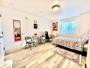 1 bedroom, desk, iron/ironing board, free WiFi - MICRO Studio Apartment in University District. 10 Mins Walk to University of WA (Seattle)