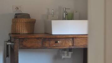 Douche, sĂšche-cheveux, serviettes fournies, savon