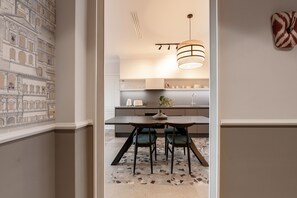 Appartement classique | Cuisine privée | Réfrigérateur, four à micro-ondes, un four, cafetière-théière