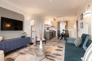 Appartement classique | Aire de séjour | Téléviseur à écran plat de 48 po avec télévision numérique, téléviseur