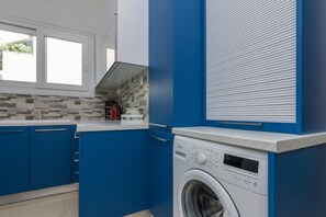 Großer Kühlschrank, Ofen, Herdplatte