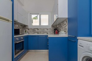 Großer Kühlschrank, Ofen, Herdplatte