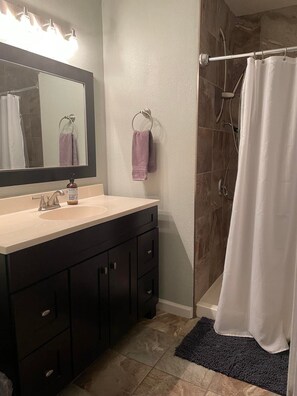 Dusche, Haartrockner, Handtücher, Seife