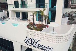 Outdoor pool - No. 73, Xiwuli · Moganshan French Light Luxury Courtyard Family-friendly Boutique Accommodation (Deqing)