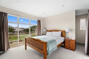 4 bedrooms, desk, iron/ironing board, WiFi