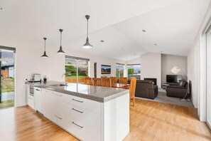 Interior - Sunny Dreams Summary: (Wanaka)