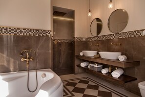 Quarto superluxo | Cofres nos quartos, cortinas blackout, Wi-Fi de cortesia