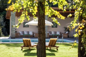 Udendørs pool, parasoller, liggestole