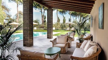 Piscine extérieure, parasols de plage, chaises longues