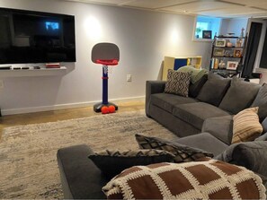 Smart TV, Netflix, Hulu, streaming services