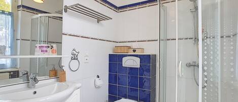 Ein Badezimmer mit Waschbecken, Toilette und Dusche.