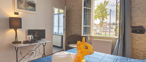 5 bedrooms, WiFi, bed sheets