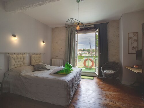 3*** gite on the banks of the Canal du Midi, private parking and enclosed grounds