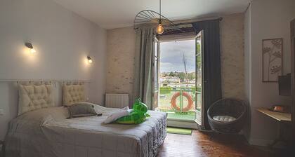 3*** gite on the banks of the Canal du Midi, private parking and enclosed grounds