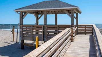 Beach nearby, sun loungers, beach towels