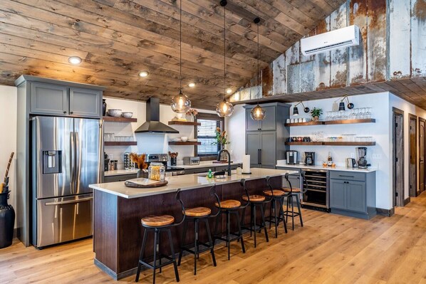 Frigorifero, microonde, forno, piano cottura